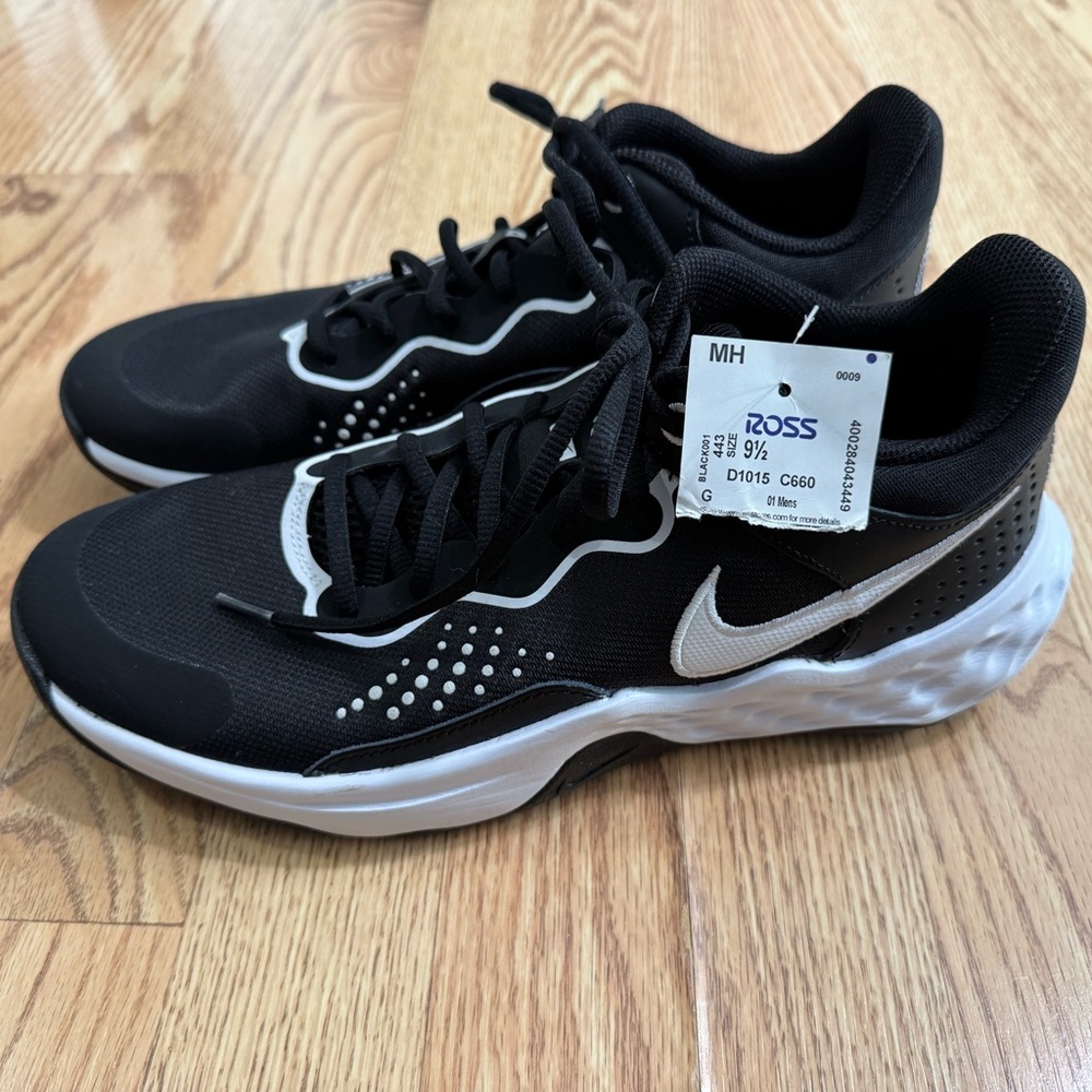 Nike Black and White Sneakers with Breathable Mesh